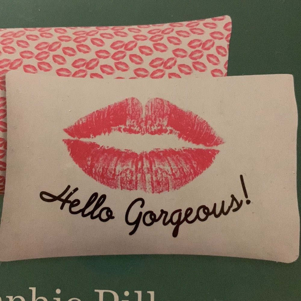 Graphic Pillowcase Hello Gorgeous! 💋 Standard Size